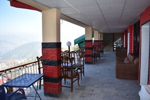 Balcony view - Al-Qamar Hotel Murree (Murree)