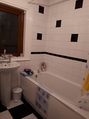 Rumah Tradisional | Kamar mandi | Kombinasi shower/bathtub dan perlengkapan mandi gratis