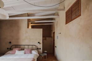 3 chambres, fer et planche à repasser, Wi-Fi, draps fournis