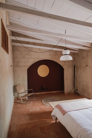3 habitaciones, tabla de planchar con plancha, wifi y ropa de cama 