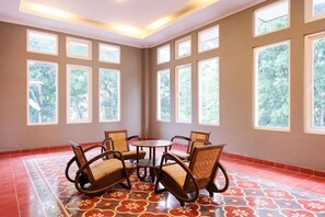 Área de estar no saguão