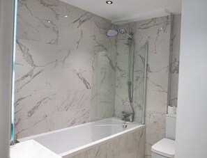 Appartement | Salle de bain | Ensemble baignoire-douche, articles de toilette (gratuits)