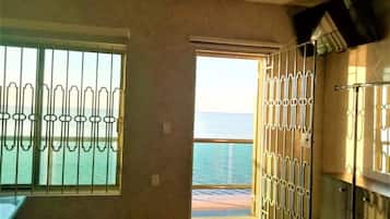 Estudio Premium, balcón, vista al mar | Vista a la playa o el mar