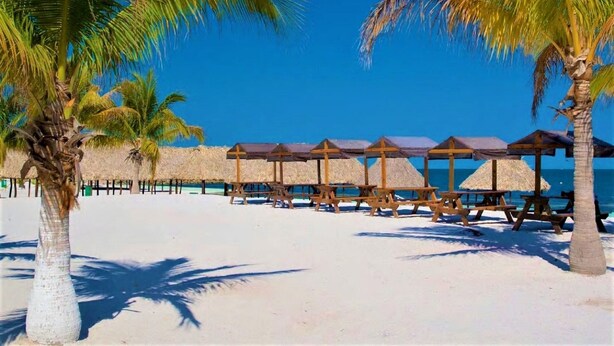 Beach nearby, white sand - Kaeli's Caribbean Studios (Campeche)