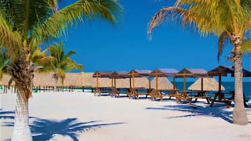 Nära stranden och vit sandstrand