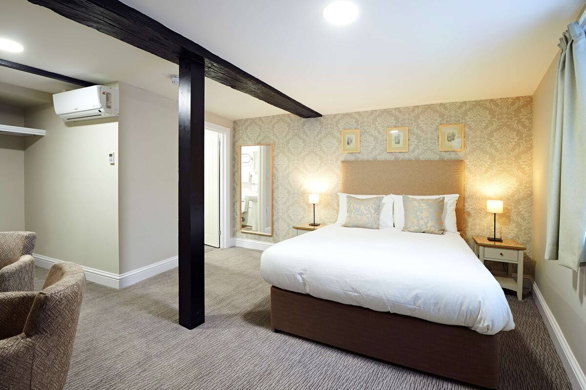 1 bedroom, hypo-allergenic bedding, desk, laptop workspace