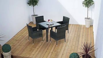 Suite, 1 King Bed, Non Smoking, Courtyard Area (with Sofabed) | Terrace/patio