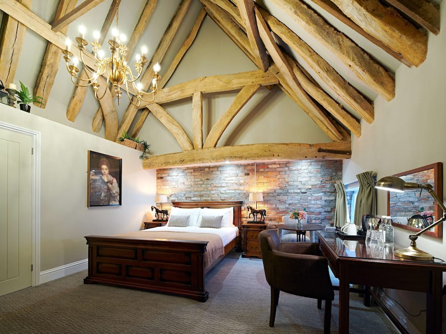 Habitación estándar, 1 cama de matrimonio grande, no fumadores (Theme Room) | Ropa de cama hipoalergénica y escritorio