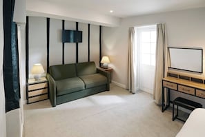 Suite, 1 kingsize bed, niet-roken, aan de binnenplaats (with Sofabed) | Hypoallergeen beddengoed, een bureau, een laptopwerkplek