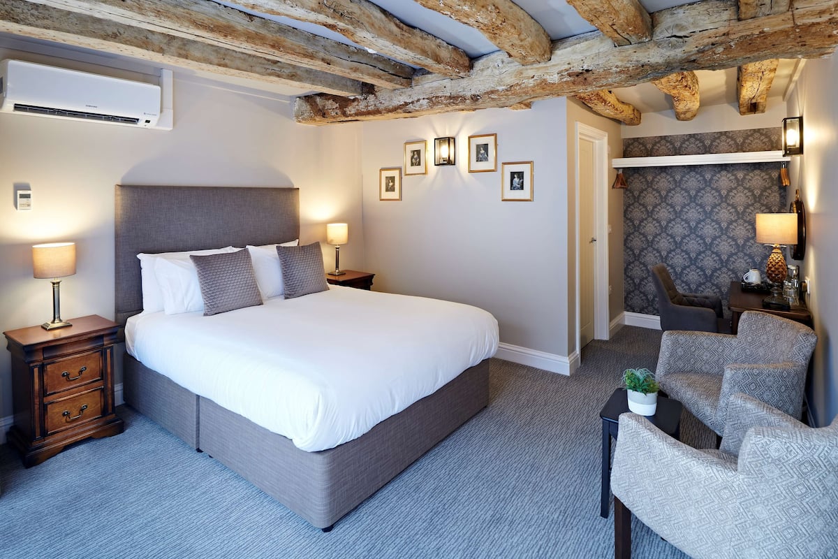 Bộ đồ giường kháng dị ứng, bàn, khu vực làm việc phù hợp cho laptop 