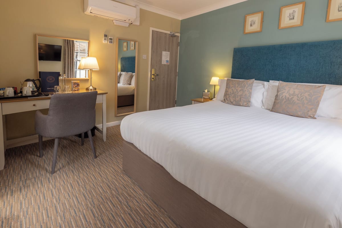 Habitación clásica, 1 cama King size, para no fumadores | Ropa de cama hipoalergénica y escritorio