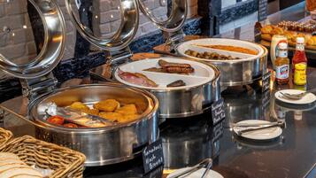 Café da manhã com buffet todos os dias mediante uma taxa