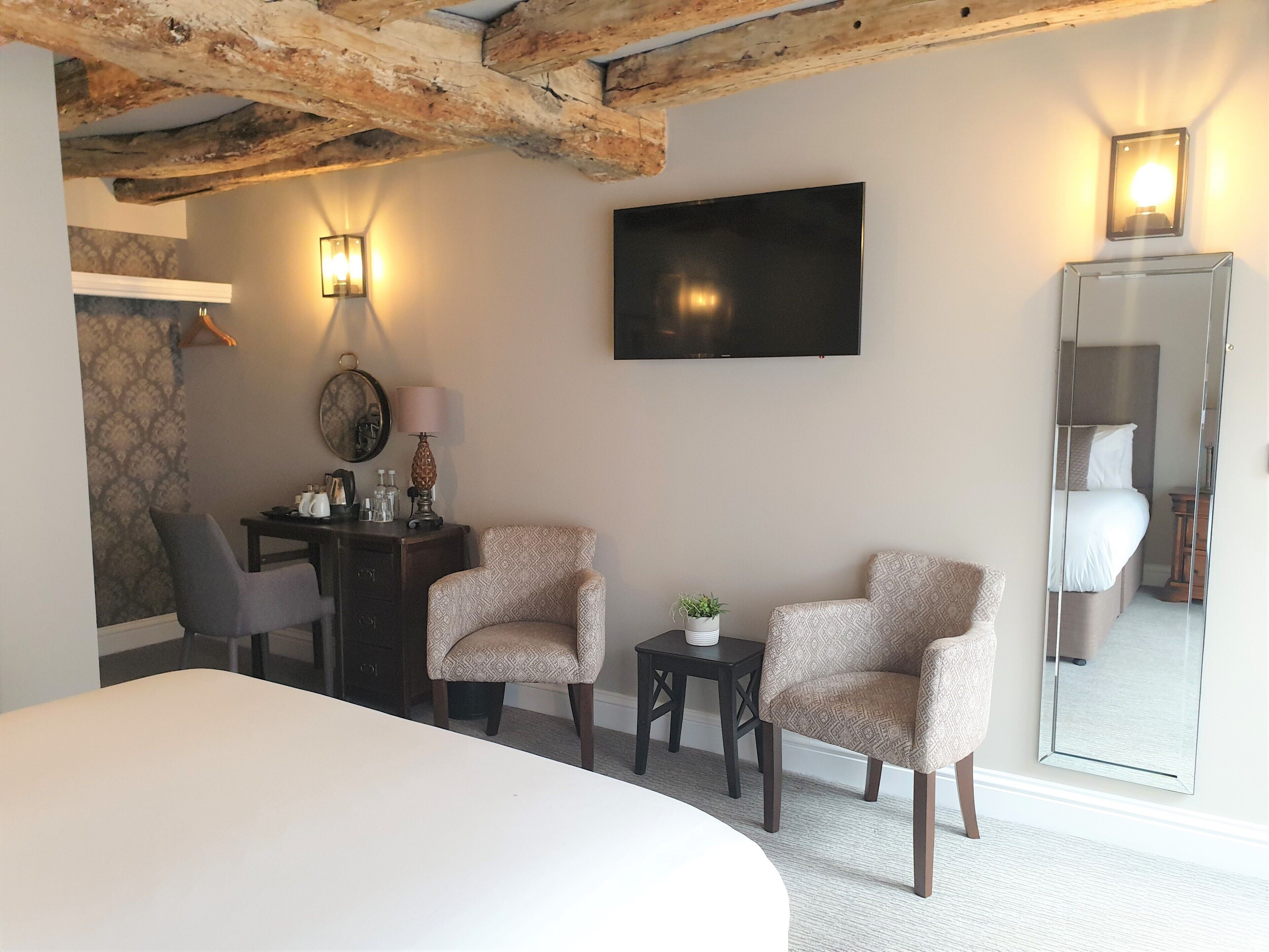 1 bedroom, hypo-allergenic bedding, desk, laptop workspace