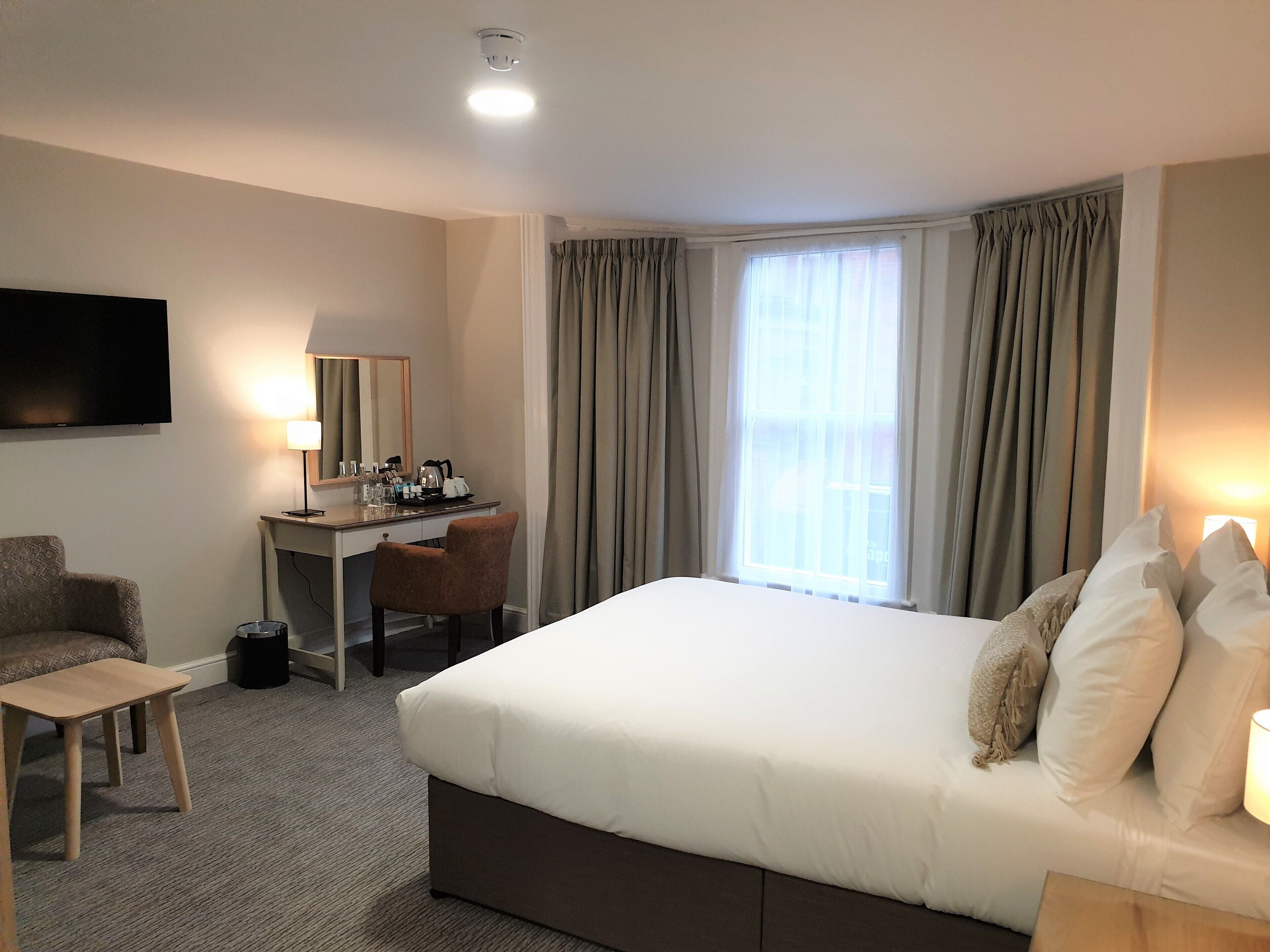 1 bedroom, hypo-allergenic bedding, desk, laptop workspace