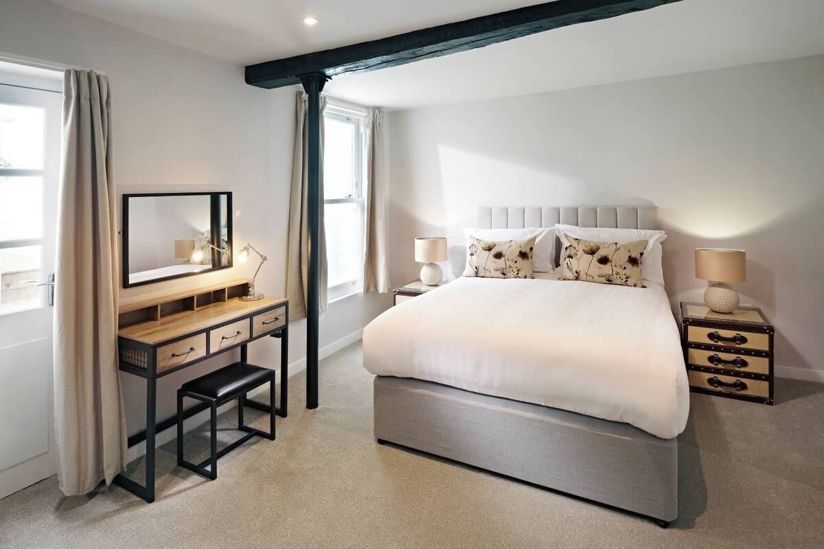 Suite, 1 cama King size, para no fumadores, en el área del patio (with Sofabed) | Ropa de cama hipoalergénica y escritorio