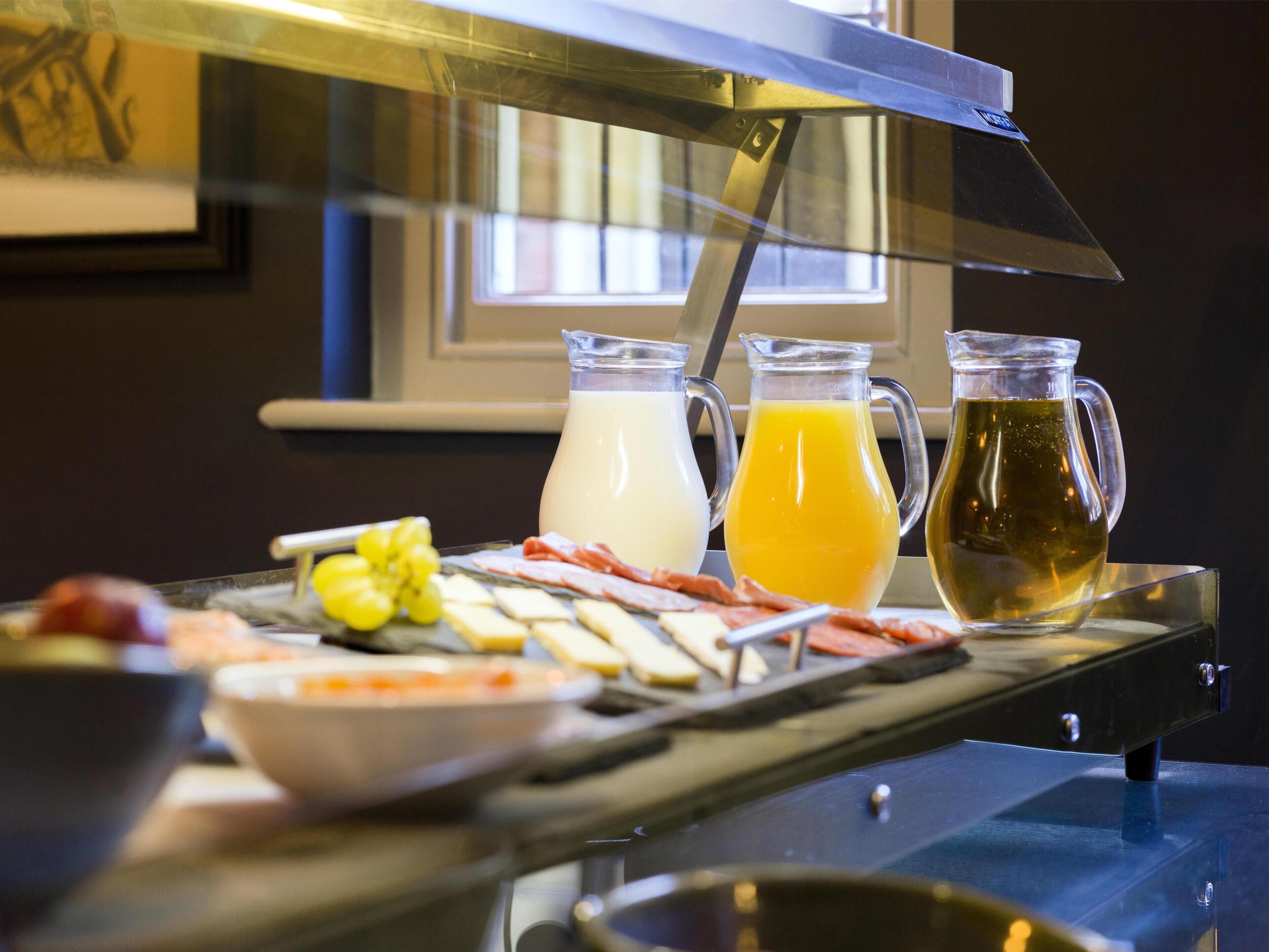 Un bufé de desayuno con diversos alimentos y bebidas.