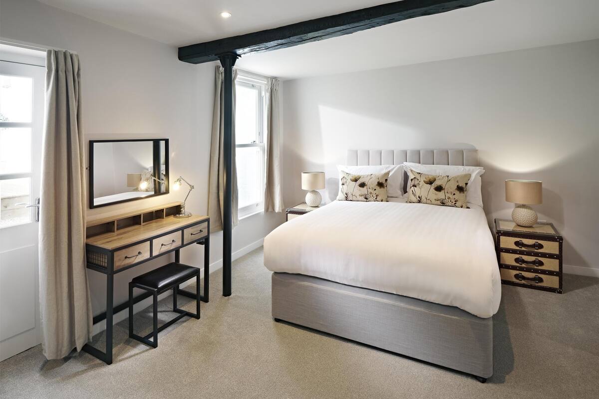 Phòng Suite, 1 giường cỡ king, không hút thuốc, khu vực sân vườn (with Sofabed) | Bộ đồ giường kháng dị ứng, bàn, khu vực làm việc phù hợp cho laptop 
