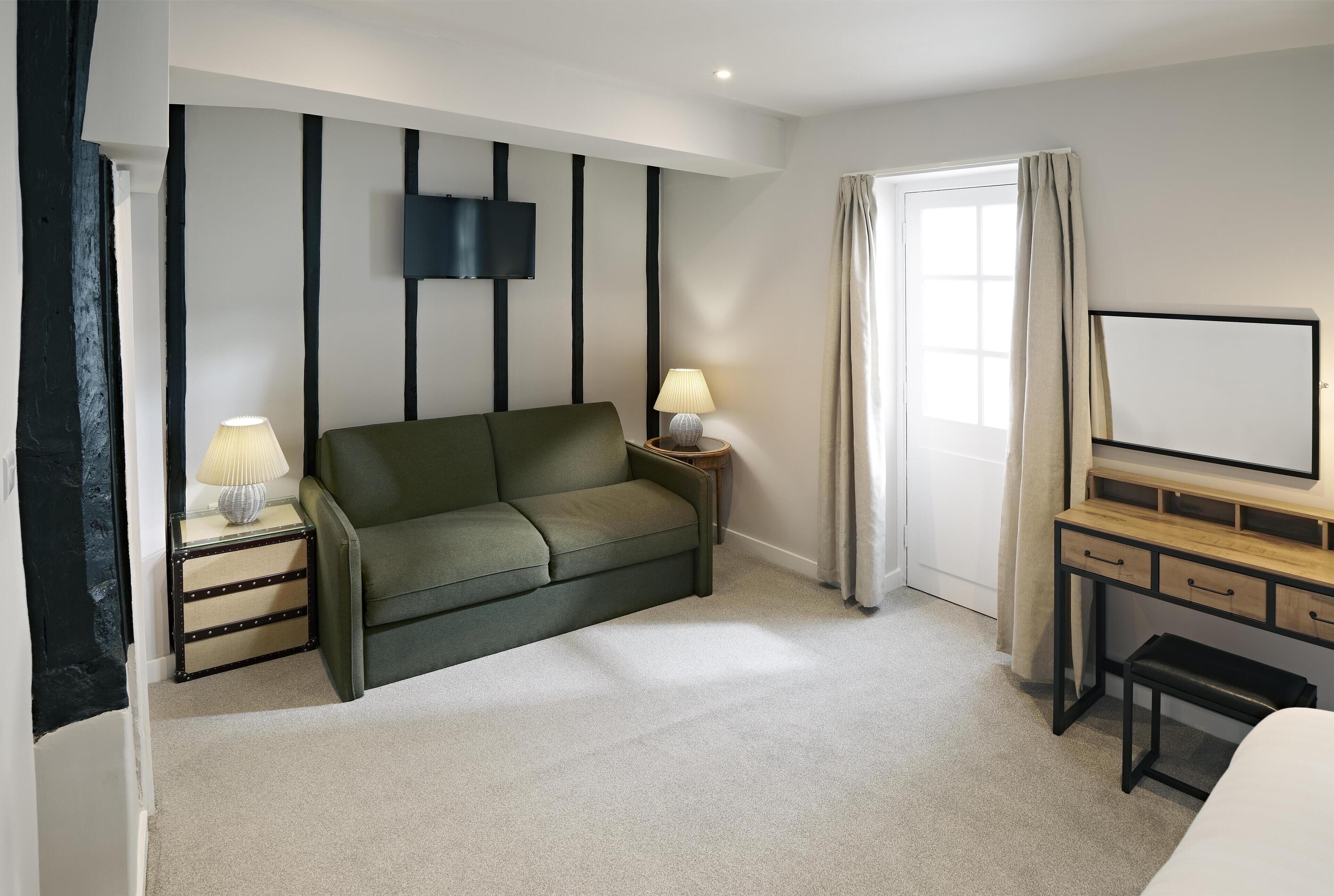 Suite, 1 cama King size, para no fumadores, en el área del patio (with Sofabed) | Ropa de cama hipoalergénica y escritorio 