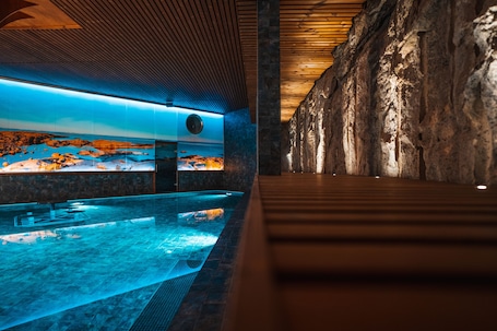 Couples treatment rooms, sauna, hot tub, steam room, body treatments