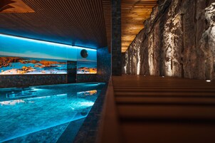 Couples treatment room(s), sauna, hot tub, steam room, body treatments