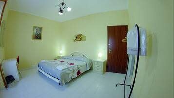 Deluxe-Dreibettzimmer | Schreibtisch, laptopgeeigneter Arbeitsplatz, kostenloses WLAN