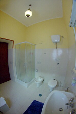 Doccia, asciugacapelli, pantofole, bidet