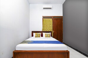 Desk, free WiFi, bed sheets - OYO 2240 Simpang Tujuh Residence (Kudus)