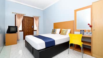 Family Room | Desk, free WiFi, bed sheets