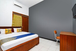 Desk, free WiFi, bed sheets - OYO 2240 Simpang Tujuh Residence (Kudus)