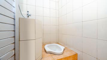 Quarto duplo standard | Banheiro | Chuveiro, toalhas de banho