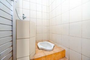 Habitació amb dos llits individuals estàndard | Bany | Dutxa i tovalloles 