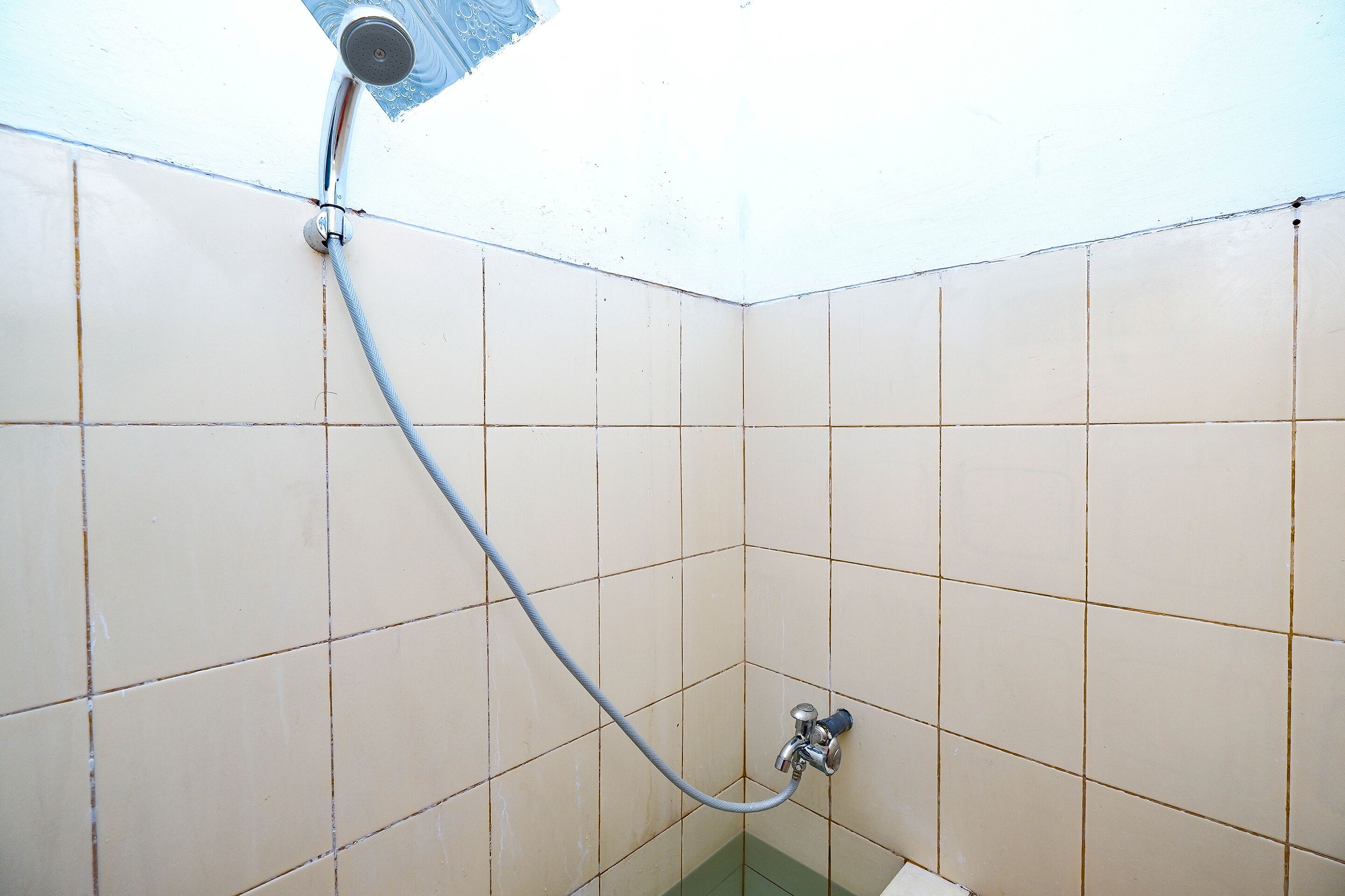 Standard Twin Room | Bathroom | Shower, towels