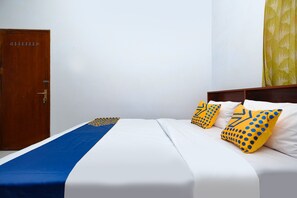Desk, free WiFi, bed sheets - OYO 2240 Simpang Tujuh Residence (Kudus)