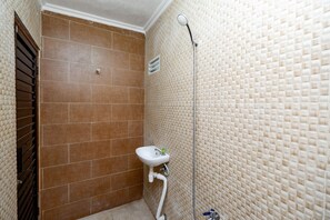 Basic Double Room | Bathroom