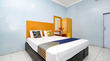 Family Room | Desk, free WiFi, bed sheets