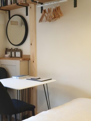 مكتب وتجهيزات عازلة للصوت ومكواة/لوح كي وواي فاي مجانًا