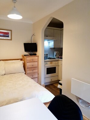 Desk, soundproofing, iron/ironing board, free WiFi - Mysty Holiday Let (Windermere)