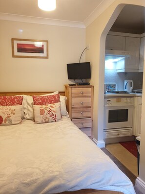 Desk, soundproofing, iron/ironing board, free WiFi - Mysty Holiday Let (Windermere)