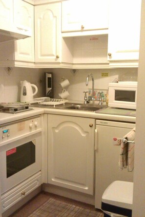 ثلاجة، ميكروويف، فرن، موقد طهي مسطح