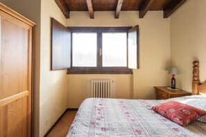 1 Schlafzimmer, Schreibtisch, Bügeleisen/Bügelbrett, Reisekinderbett