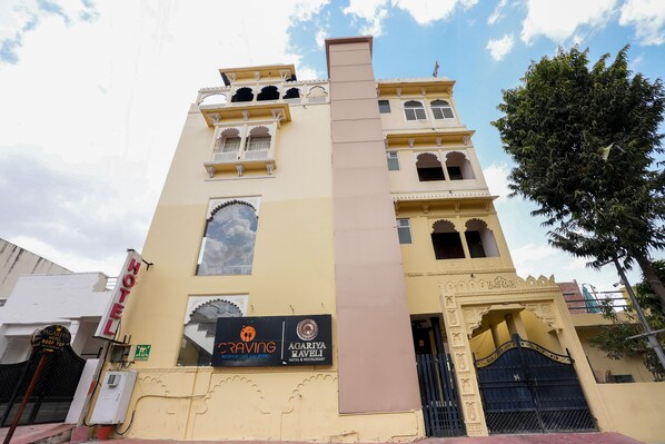 Un hôtel avec une enseigne indiquant « Craving » et « Agariya Haveli Hotel & Restaurant ».