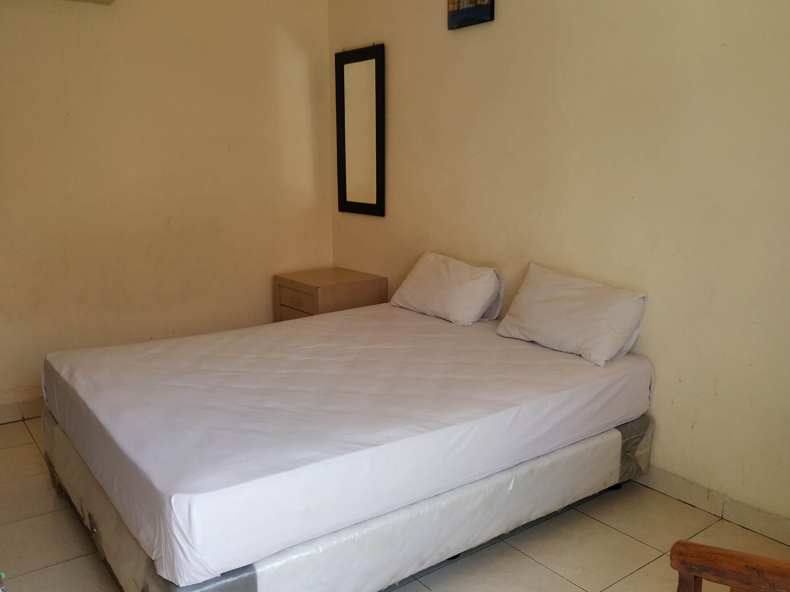 Escritorio, wifi gratis y ropa de cama 