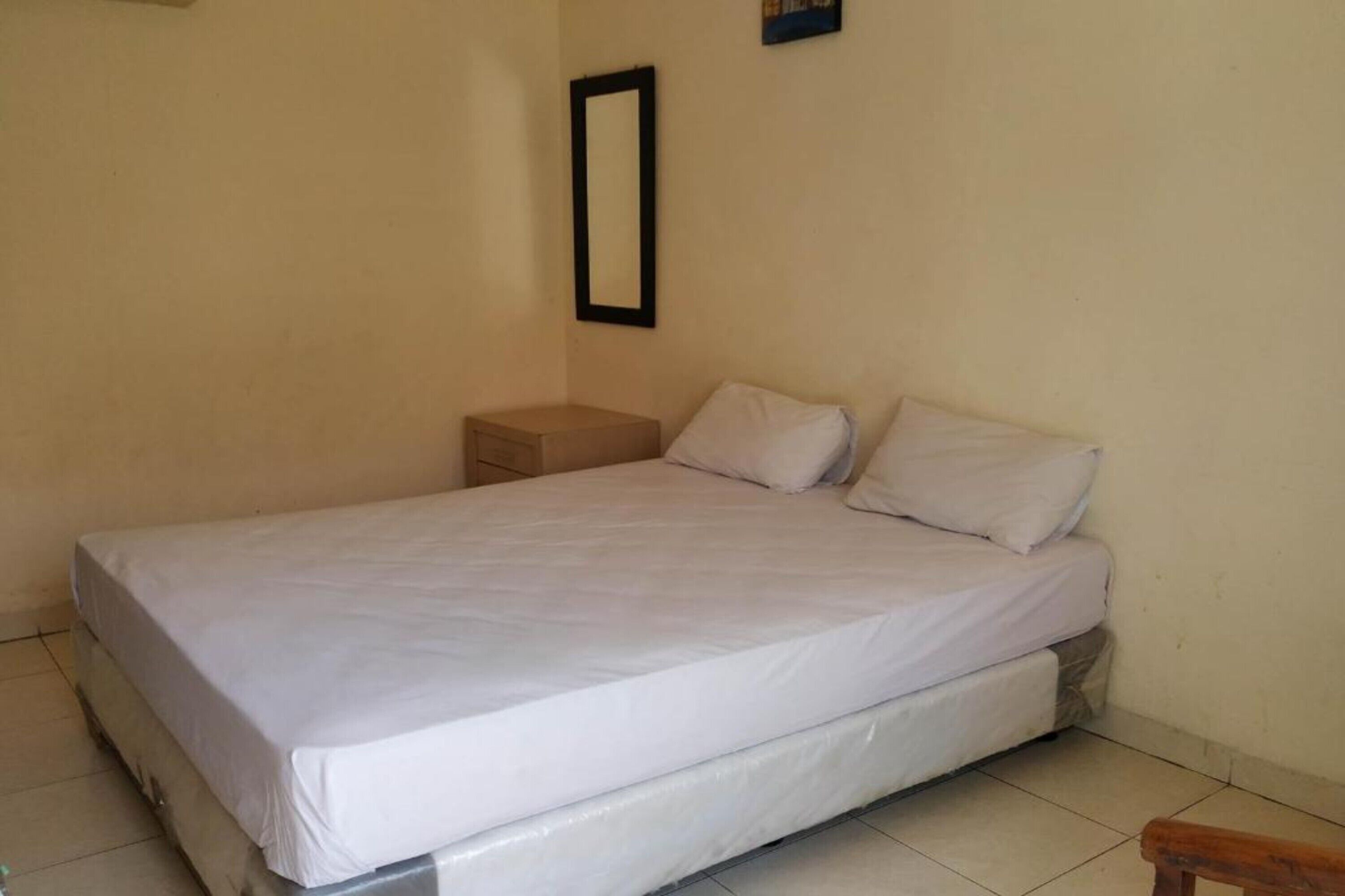 Escritorio, wifi gratis y ropa de cama 