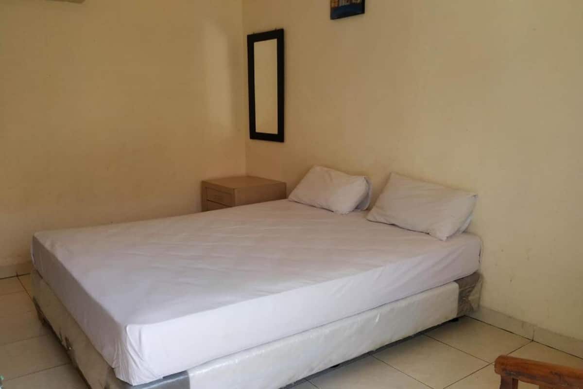 Escritorio, wifi gratis y ropa de cama