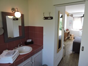 Habitación doble Club | Baño | Regadera, secadora de cabello, toallas, jabón 