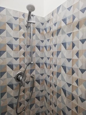 Shower, rainfall showerhead, free toiletries, hair dryer - Dg Sicily (Catania)