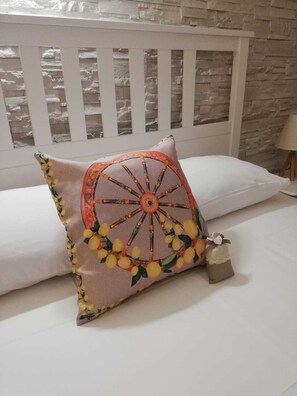 Comfort Room (Lemon) | Premium bedding, down comforters, individually furnished, soundproofing - Dg Sicily (Catania)