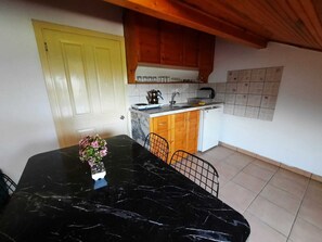 Loft Confort, 1 chambre, vue sur la montagne | Cuisine privée | Mini-réfrigérateur, chaise haute, congélateur, machine à glaçons
