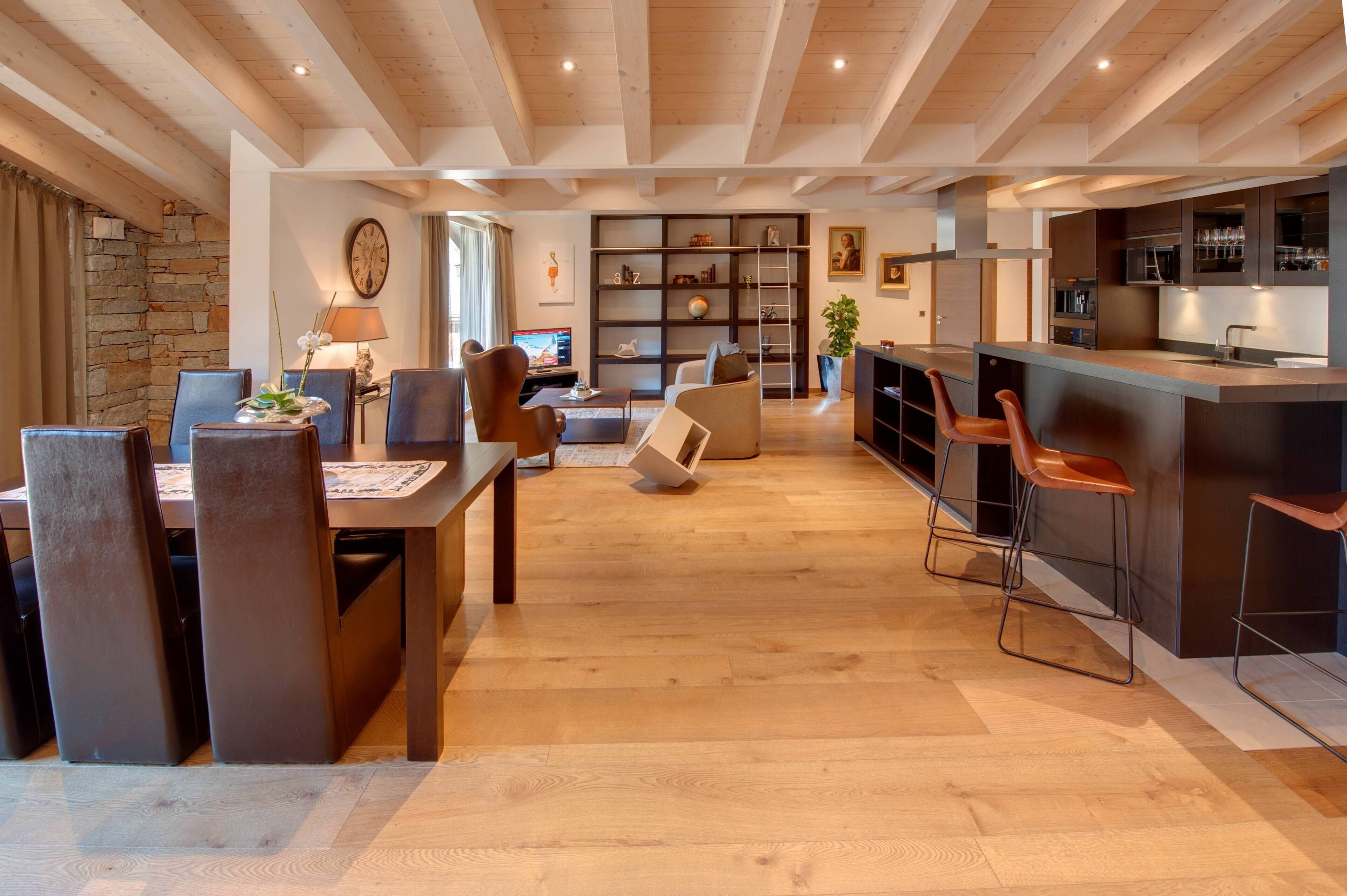 Penthouse | Área de sala de estar | Televisión de pantalla plana de 70 cm con canales por cable 