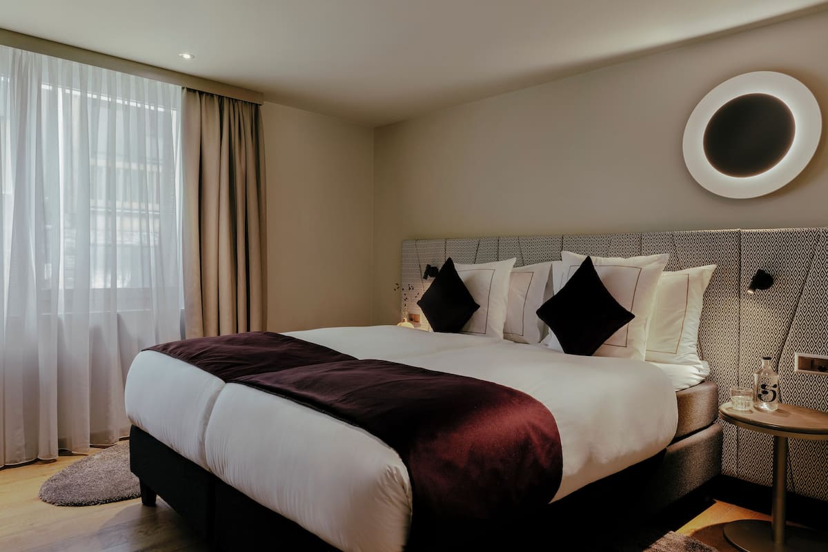 1 bedroom, hypo-allergenic bedding, minibar, in-room safe